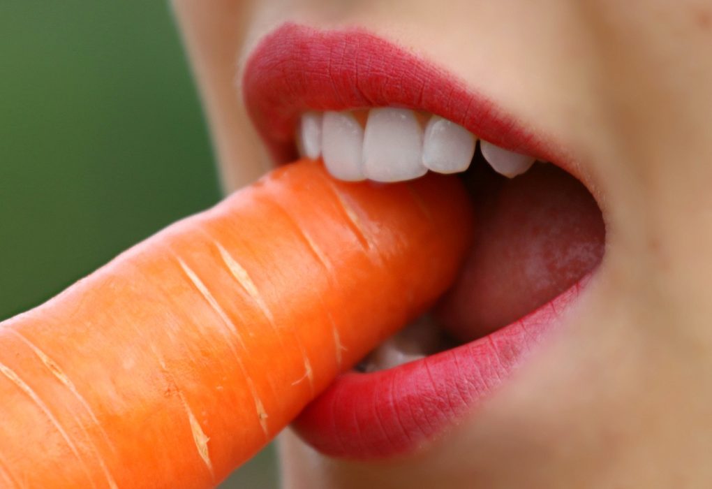 teeth, carrot, diet-1560353.jpg